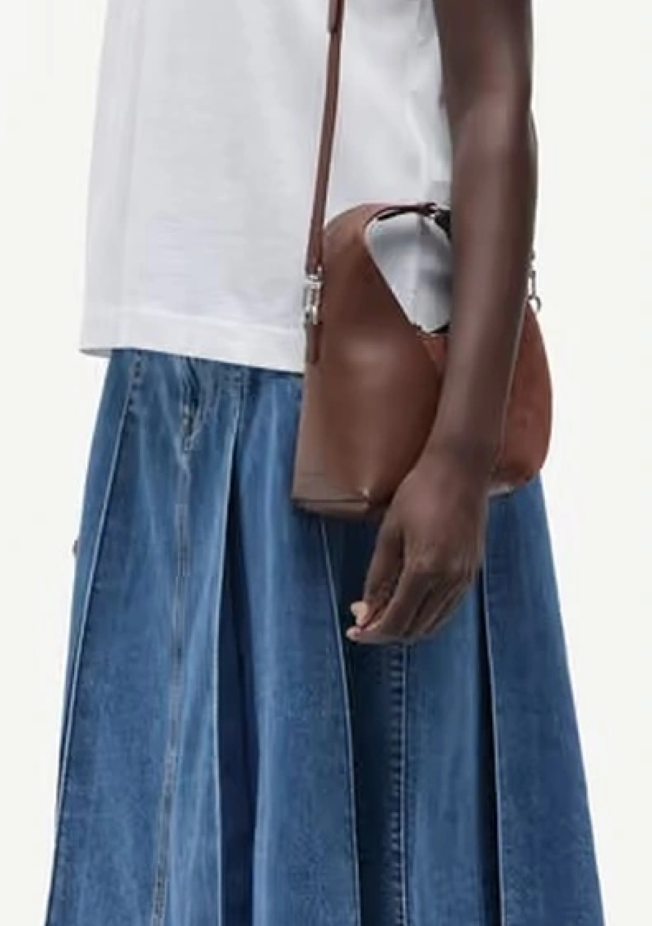 SAMSOE SAMSOE marca de moda escandinava con un diseño contemporáneo y minimalista.