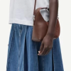 SAMSOE SAMSOE marca de moda escandinava con un diseño contemporáneo y minimalista.