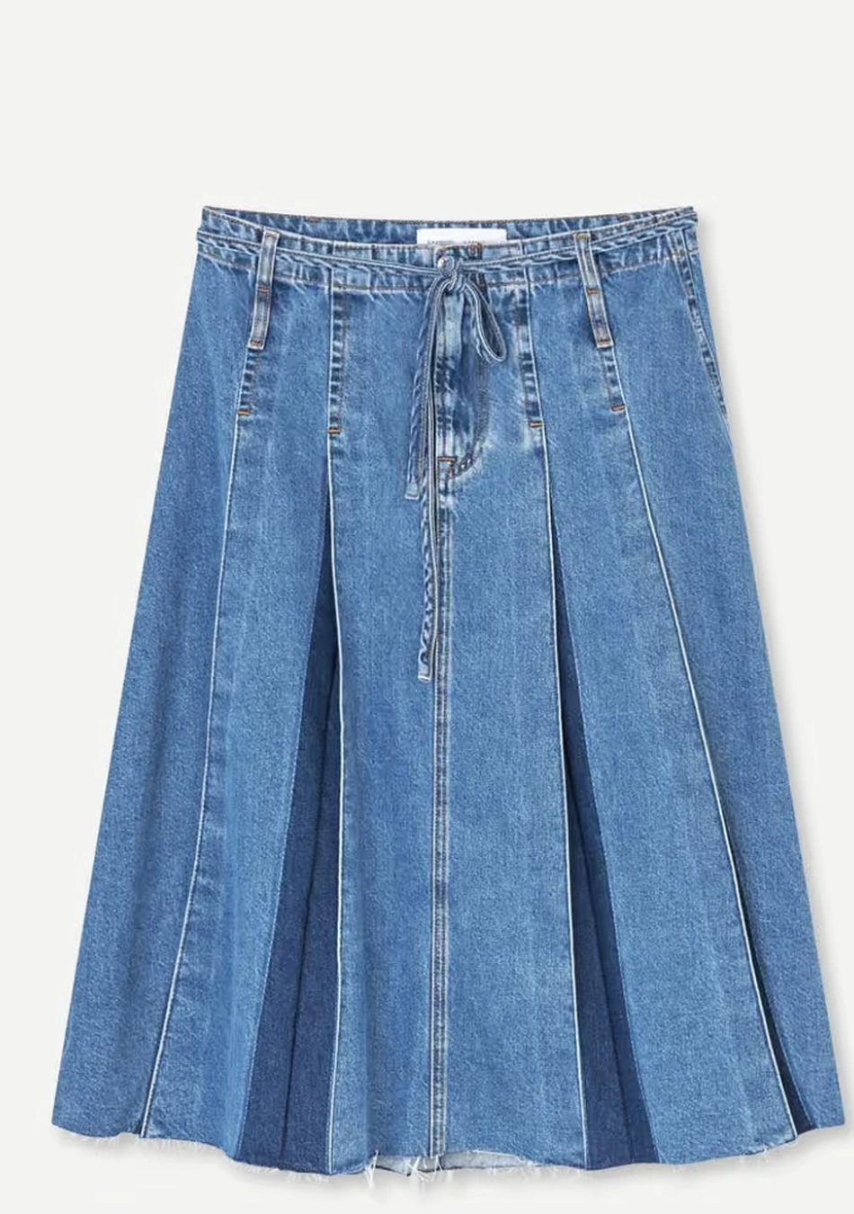 SAMSOE SAMSOE marca de moda escandinava con un diseño contemporáneo y minimalista.
