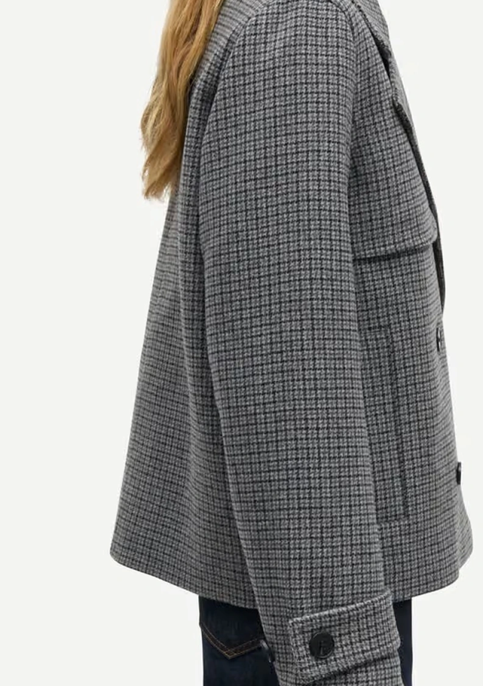 SAMSOE SAMSOE marca de moda escandinava con un diseño contemporáneo y minimalista.