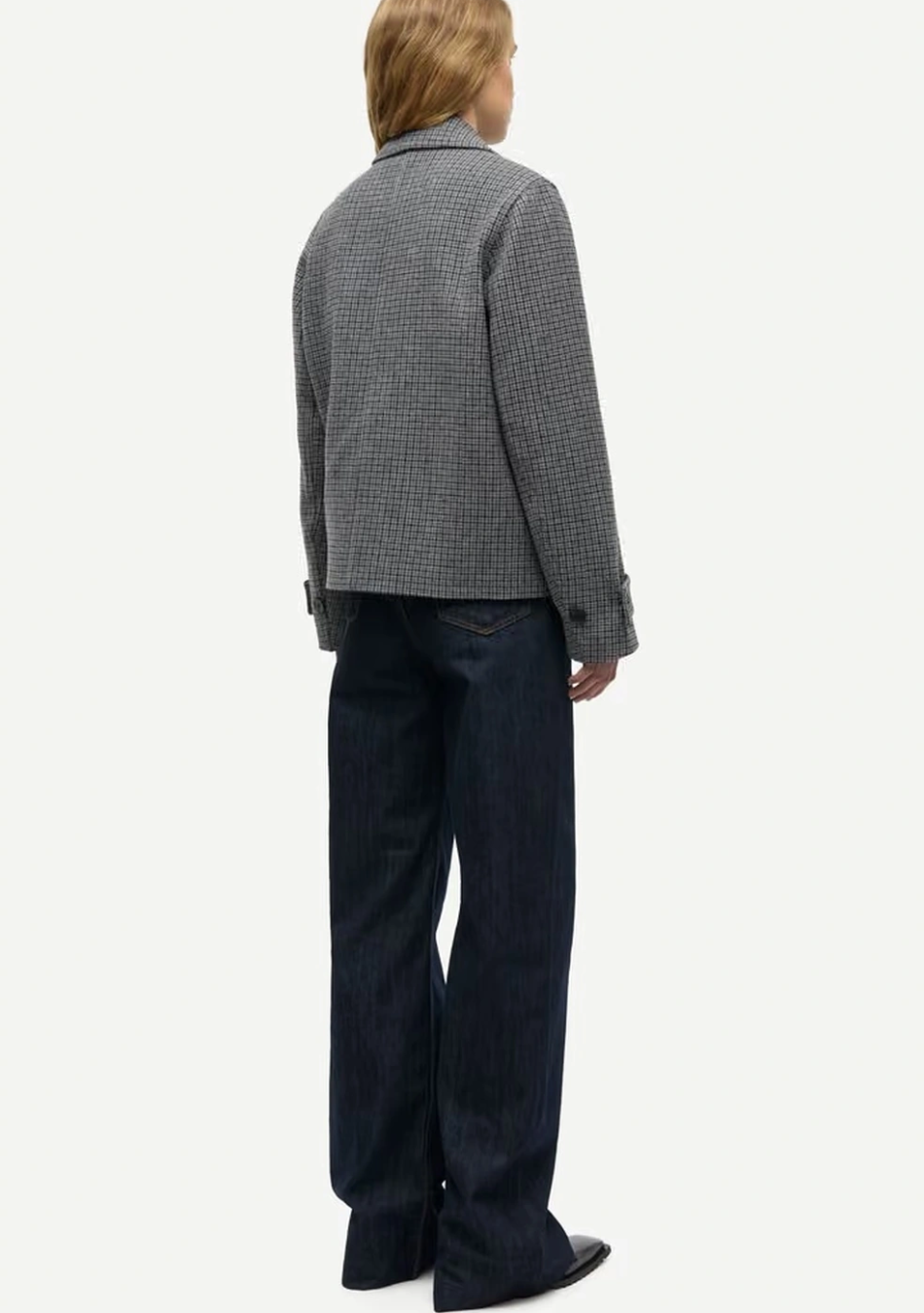 SAMSOE SAMSOE marca de moda escandinava con un diseño contemporáneo y minimalista.
