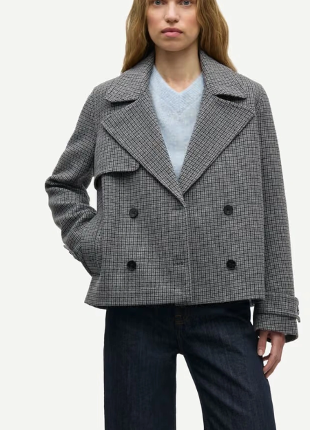 SAMSOE SAMSOE marca de moda escandinava con un diseño contemporáneo y minimalista.