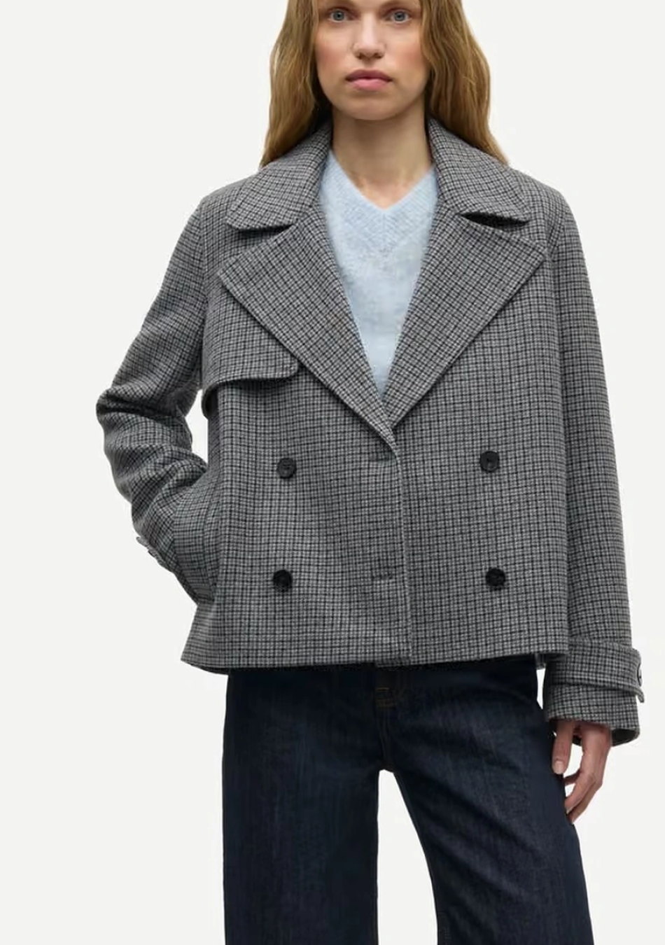 SAMSOE SAMSOE marca de moda escandinava con un diseño contemporáneo y minimalista.