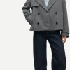SAMSOE SAMSOE marca de moda escandinava con un diseño contemporáneo y minimalista.