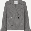 SAMSOE SAMSOE marca de moda escandinava con un diseño contemporáneo y minimalista.