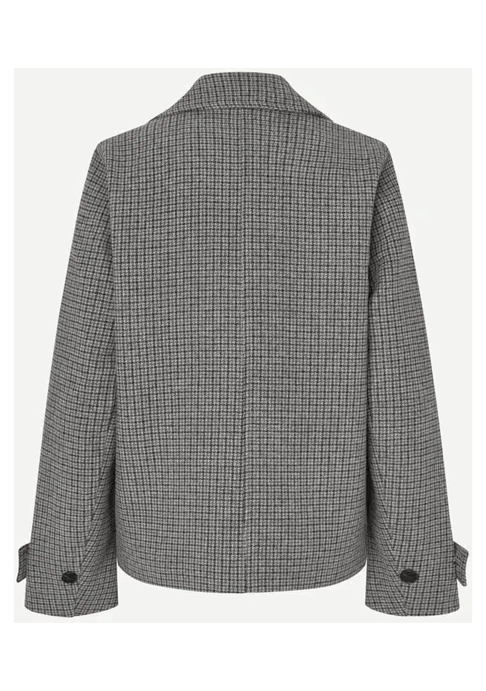 SAMSOE SAMSOE marca de moda escandinava con un diseño contemporáneo y minimalista.
