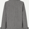 SAMSOE SAMSOE marca de moda escandinava con un diseño contemporáneo y minimalista.