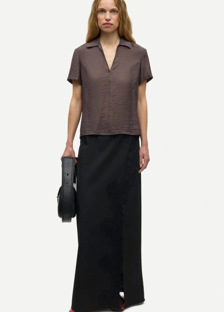 SAMSOE SAMSOE marca de moda escandinava con un diseño contemporáneo y minimalista.