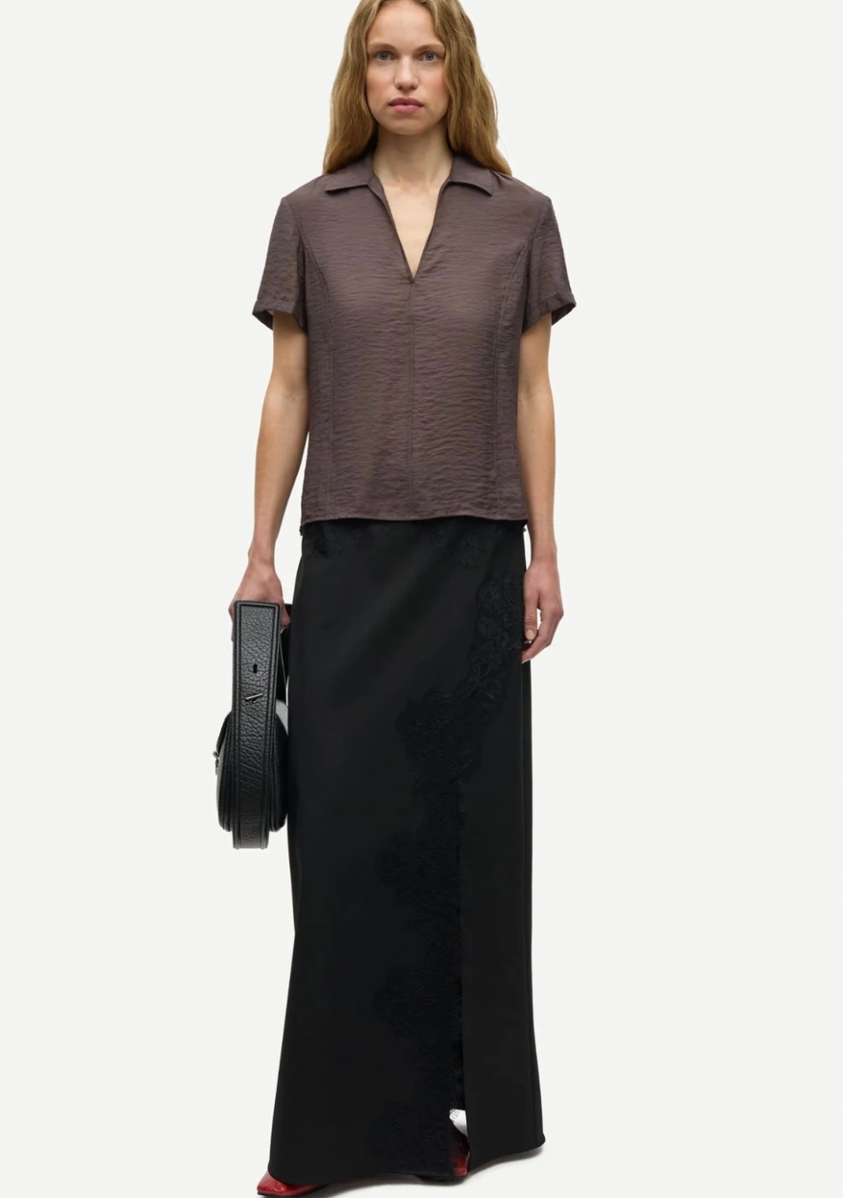SAMSOE SAMSOE marca de moda escandinava con un diseño contemporáneo y minimalista.