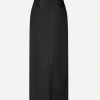 SAMSOE SAMSOE marca de moda escandinava con un diseño contemporáneo y minimalista.