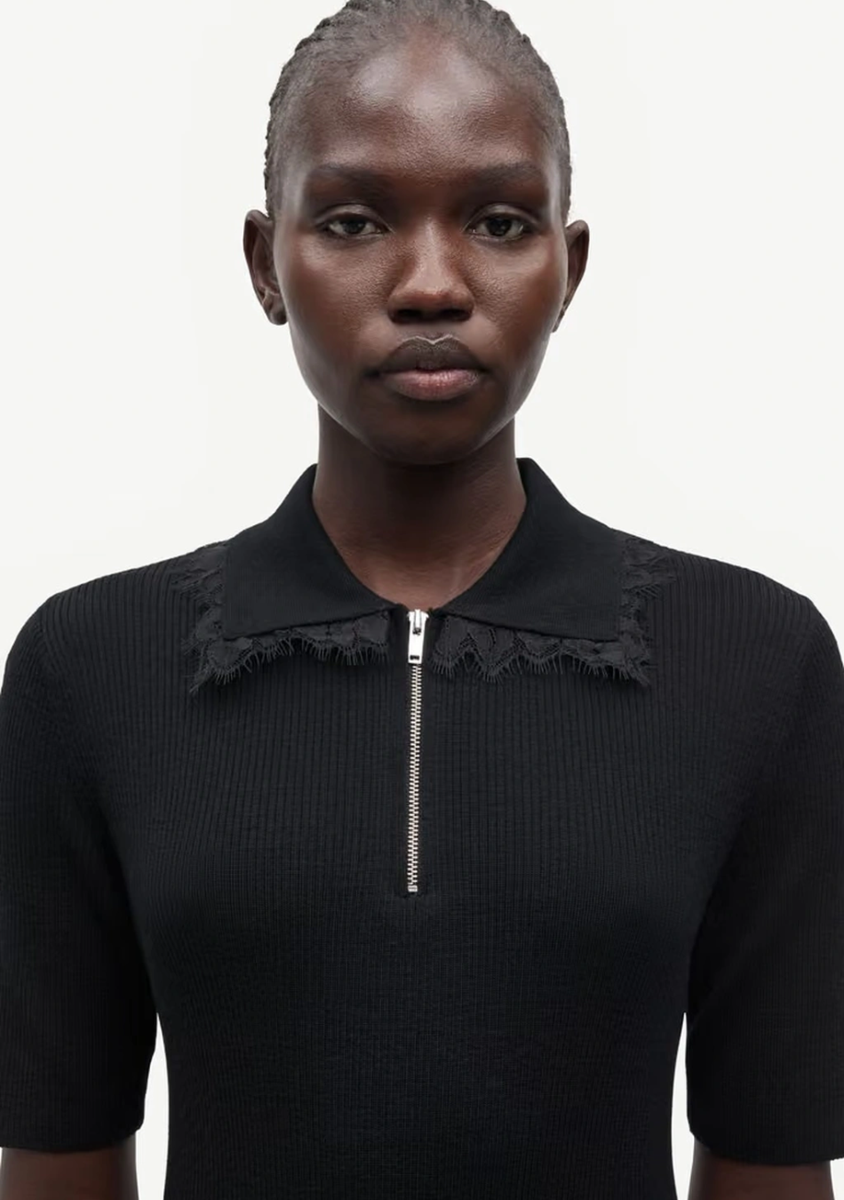 SAMSOE SAMSOE marca de moda escandinava con un diseño contemporáneo y minimalista.