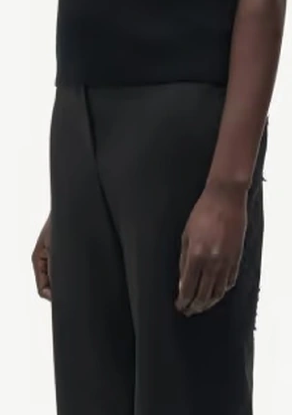 SAMSOE SAMSOE marca de moda escandinava con un diseño contemporáneo y minimalista.