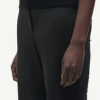 SAMSOE SAMSOE marca de moda escandinava con un diseño contemporáneo y minimalista.