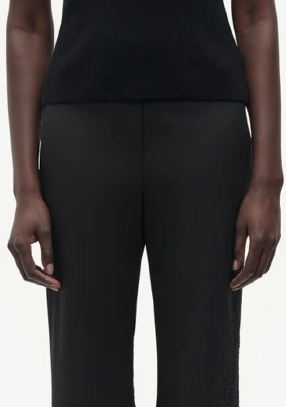 SAMSOE SAMSOE marca de moda escandinava con un diseño contemporáneo y minimalista.