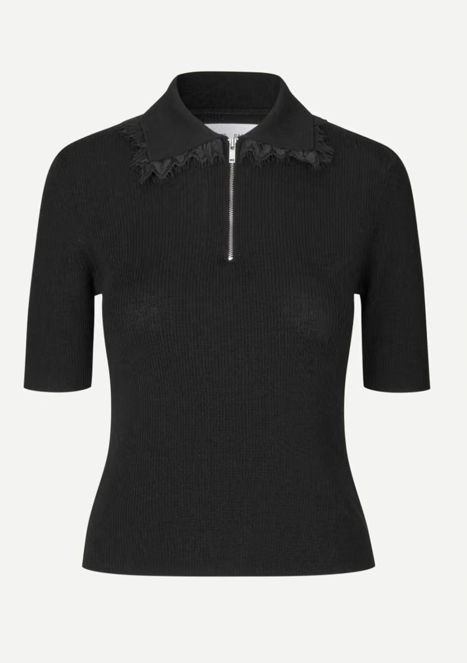 SAMSOE SAMSOE marca de moda escandinava con un diseño contemporáneo y minimalista.