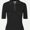 SAMSOE SAMSOE marca de moda escandinava con un diseño contemporáneo y minimalista.