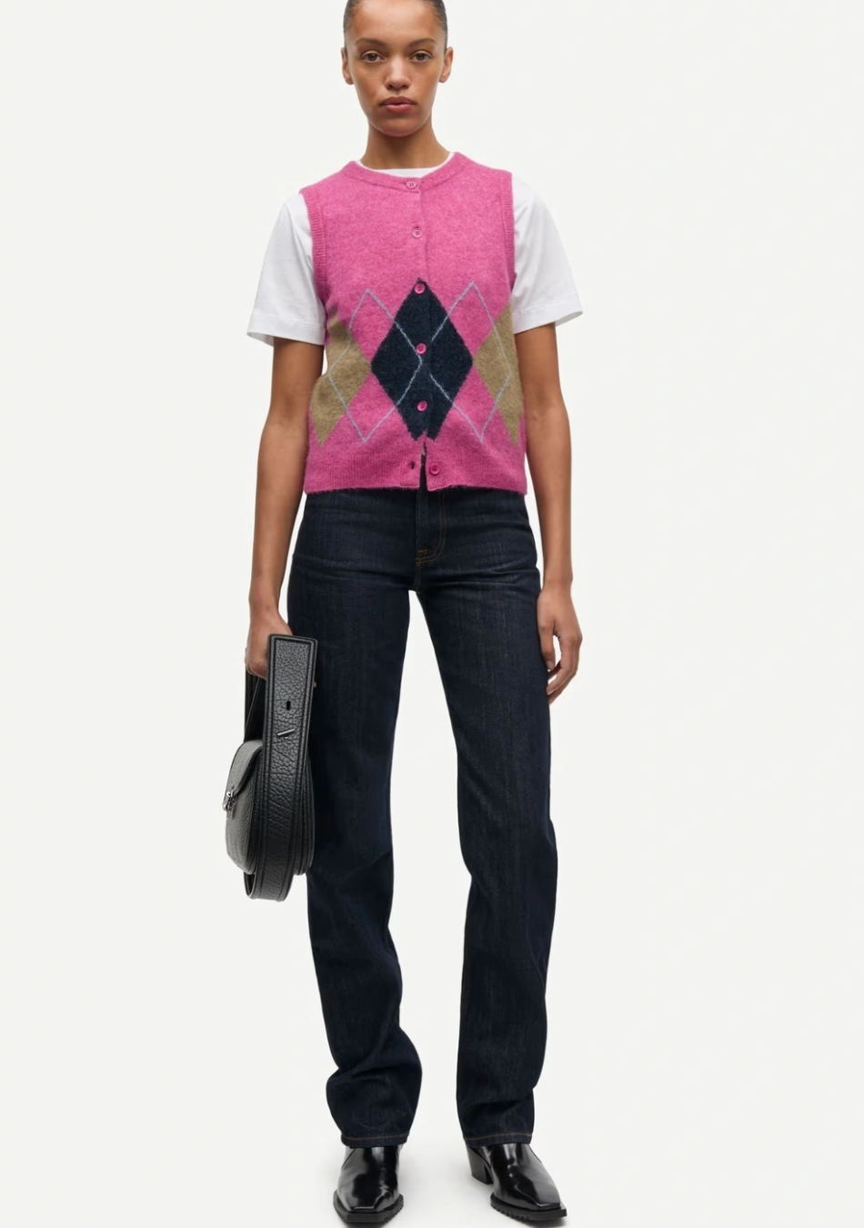 SAMSOE SAMSOE marca de moda escandinava con un diseño contemporáneo y minimalista.
