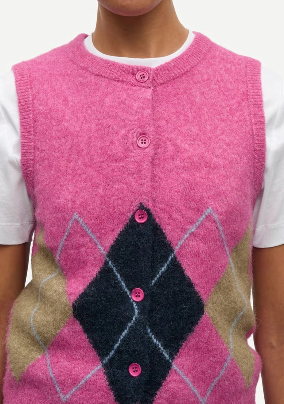 SAMSOE SAMSOE marca de moda escandinava con un diseño contemporáneo y minimalista.