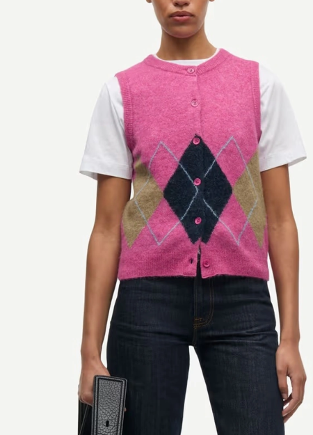 SAMSOE SAMSOE marca de moda escandinava con un diseño contemporáneo y minimalista.