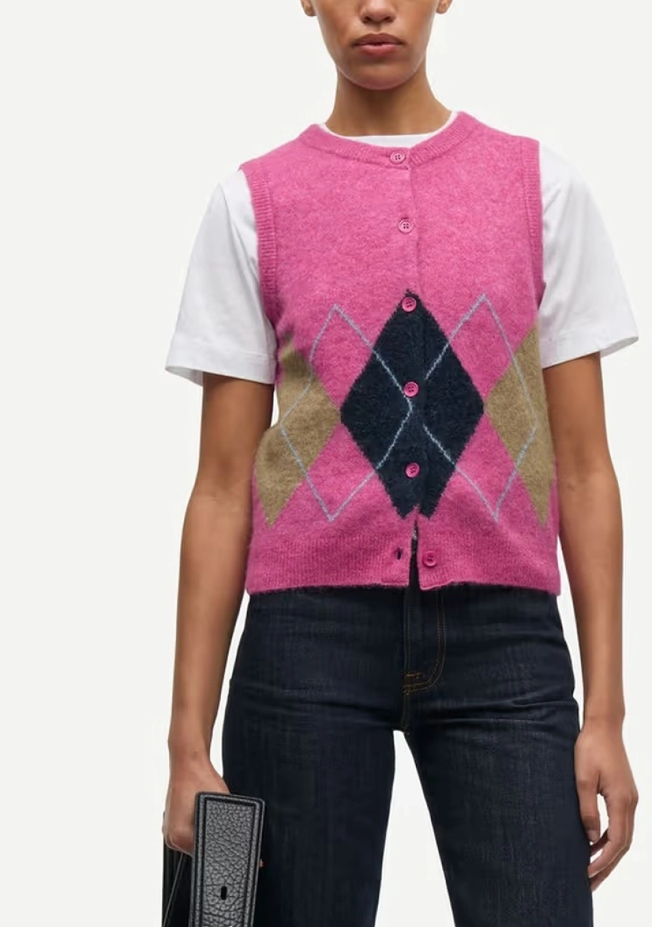 SAMSOE SAMSOE marca de moda escandinava con un diseño contemporáneo y minimalista.