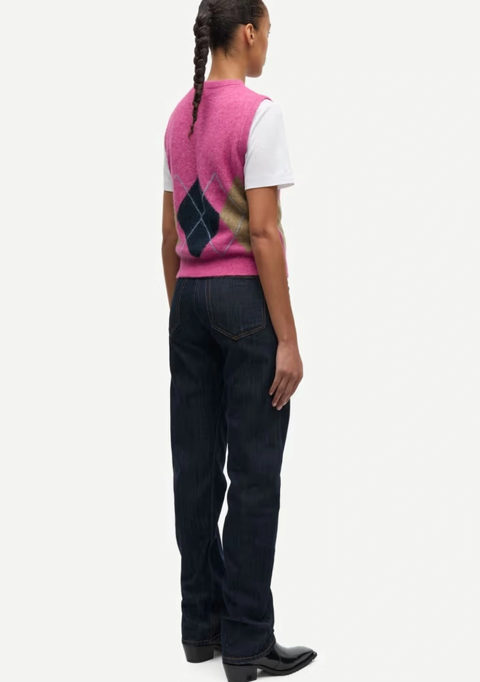 SAMSOE SAMSOE marca de moda escandinava con un diseño contemporáneo y minimalista.