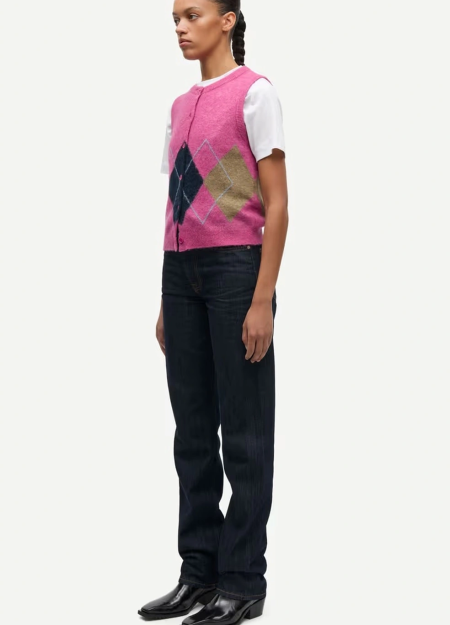 SAMSOE SAMSOE marca de moda escandinava con un diseño contemporáneo y minimalista. 2