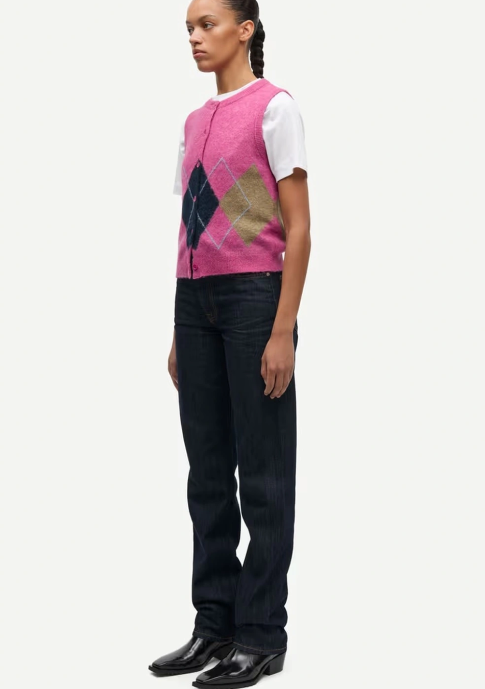 SAMSOE SAMSOE marca de moda escandinava con un diseño contemporáneo y minimalista.