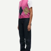SAMSOE SAMSOE marca de moda escandinava con un diseño contemporáneo y minimalista.