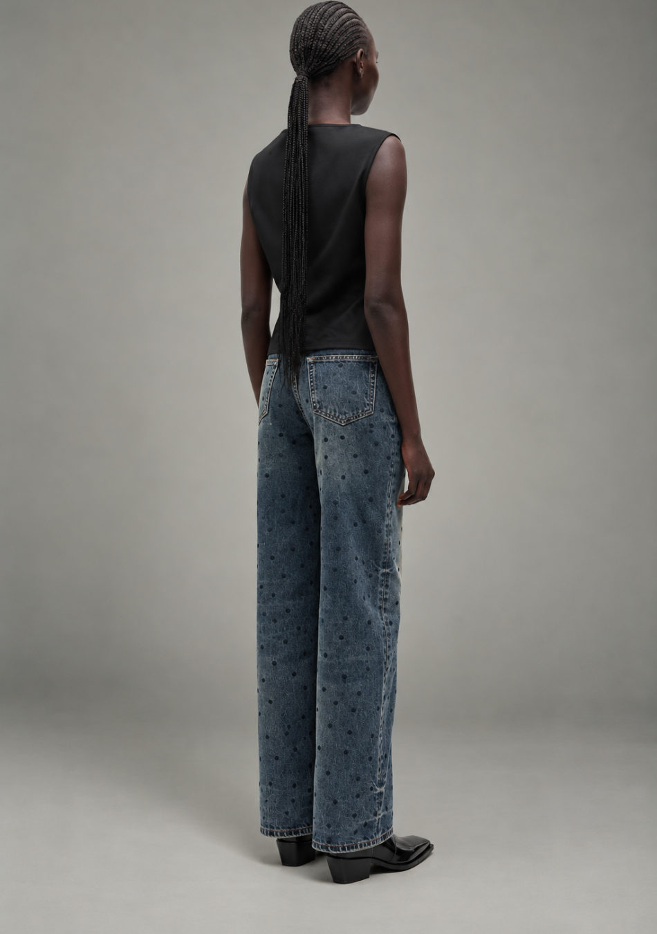 SAMSOE SAMSOE marca de moda escandinava con un diseño contemporáneo y minimalista.