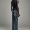 SAMSOE SAMSOE marca de moda escandinava con un diseño contemporáneo y minimalista.