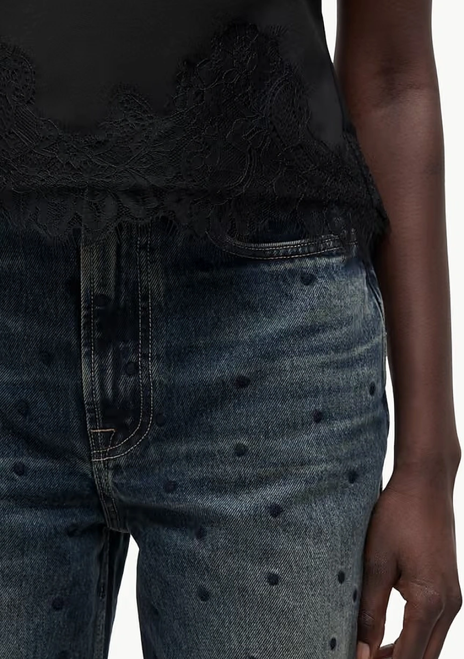 SAMSOE SAMSOE marca de moda escandinava con un diseño contemporáneo y minimalista.