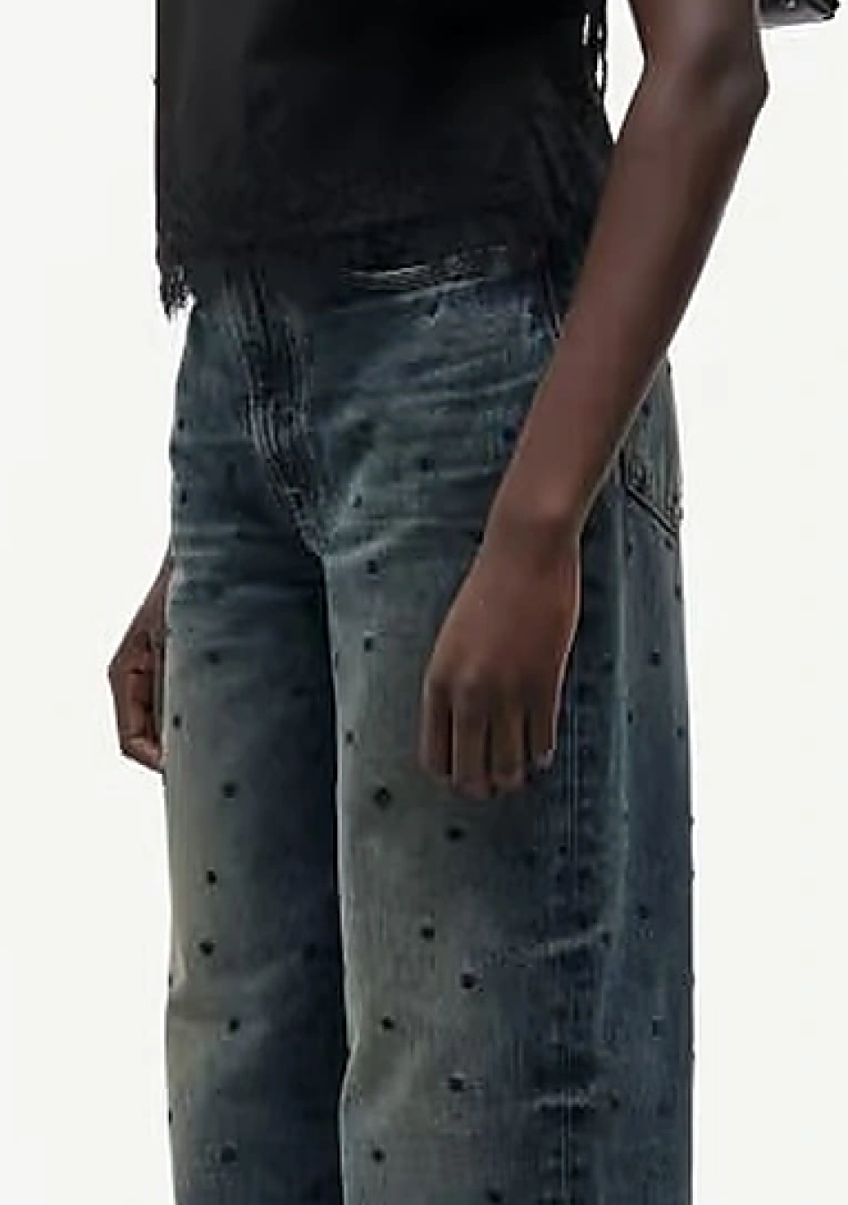SAMSOE SAMSOE marca de moda escandinava con un diseño contemporáneo y minimalista.