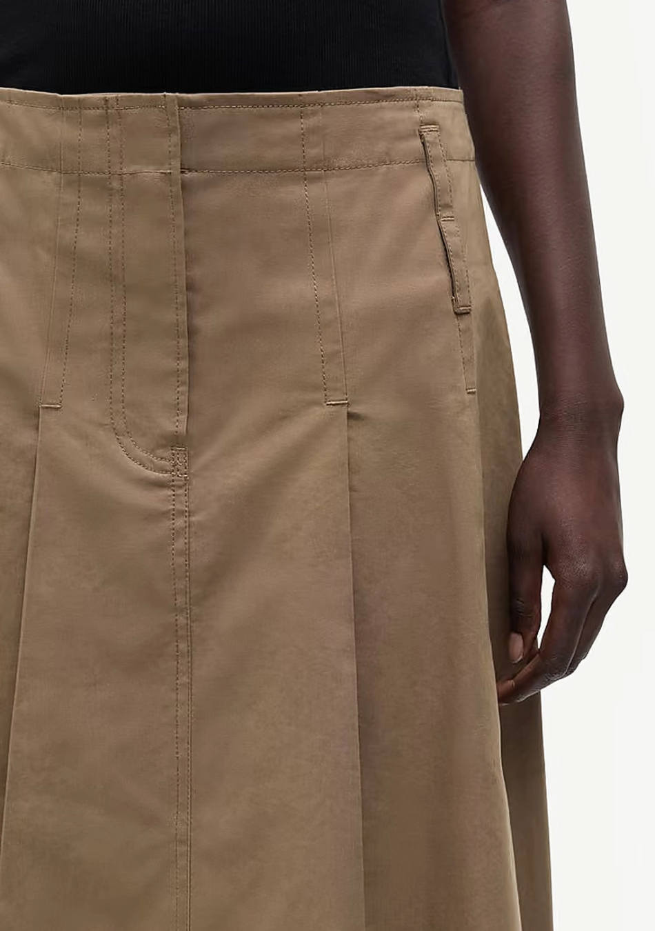 SAMSOE SAMSOE marca de moda escandinava con un diseño contemporáneo y minimalista.