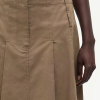 SAMSOE SAMSOE marca de moda escandinava con un diseño contemporáneo y minimalista.