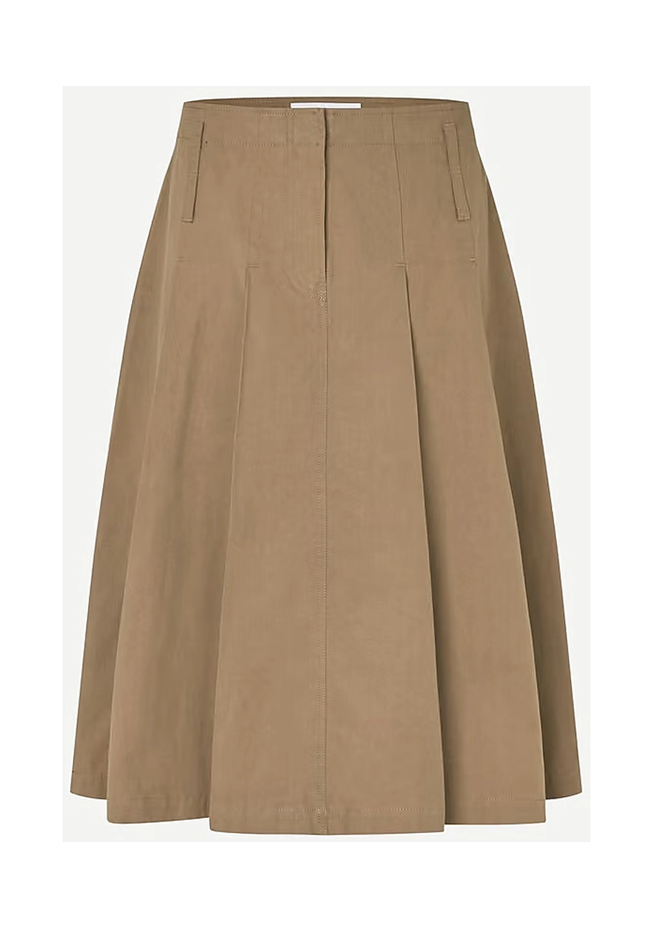 SAMSOE SAMSOE marca de moda escandinava con un diseño contemporáneo y minimalista.