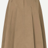 SAMSOE SAMSOE marca de moda escandinava con un diseño contemporáneo y minimalista.