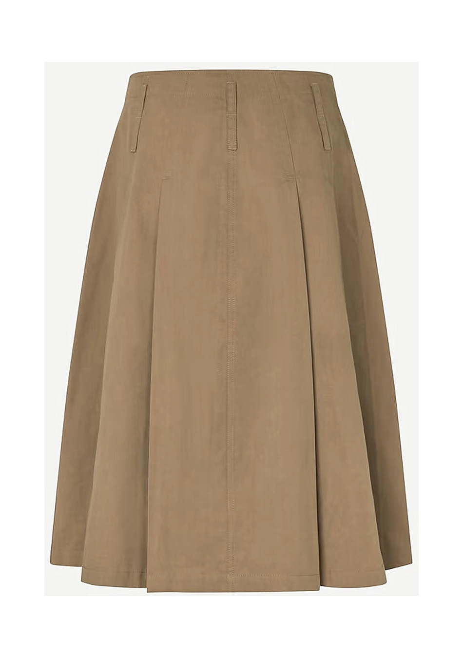 SAMSOE SAMSOE marca de moda escandinava con un diseño contemporáneo y minimalista.