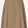 SAMSOE SAMSOE marca de moda escandinava con un diseño contemporáneo y minimalista.