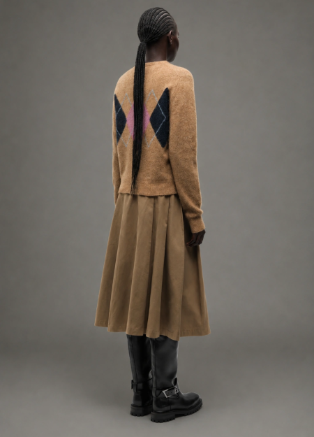 SAMSOE SAMSOE marca de moda escandinava con un diseño contemporáneo y minimalista. 2