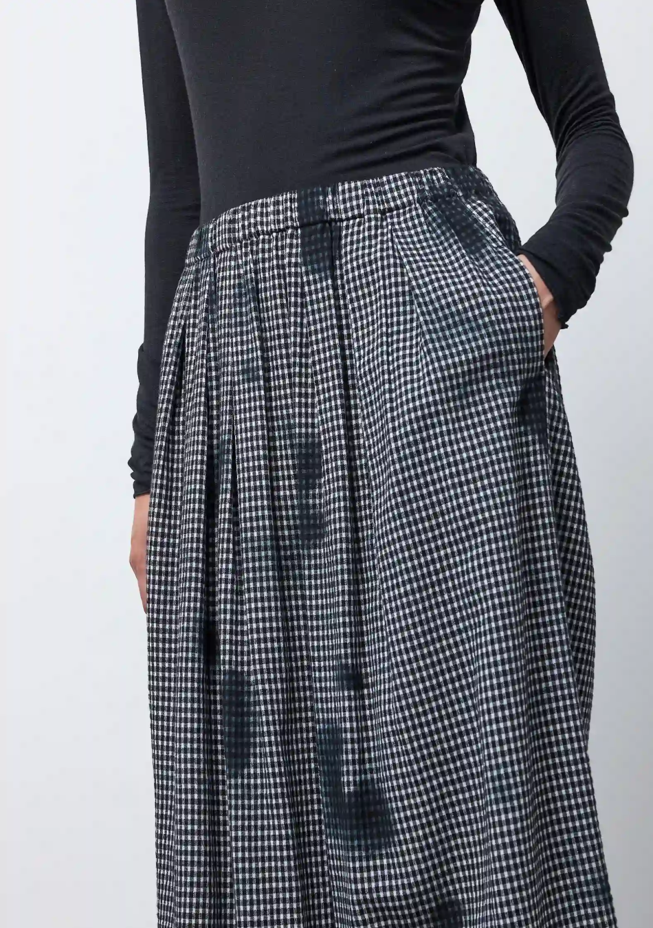NEIRAMI OPIFICIO marca Italiana de ropa de mujer con un estilo conceptual y vanguardista